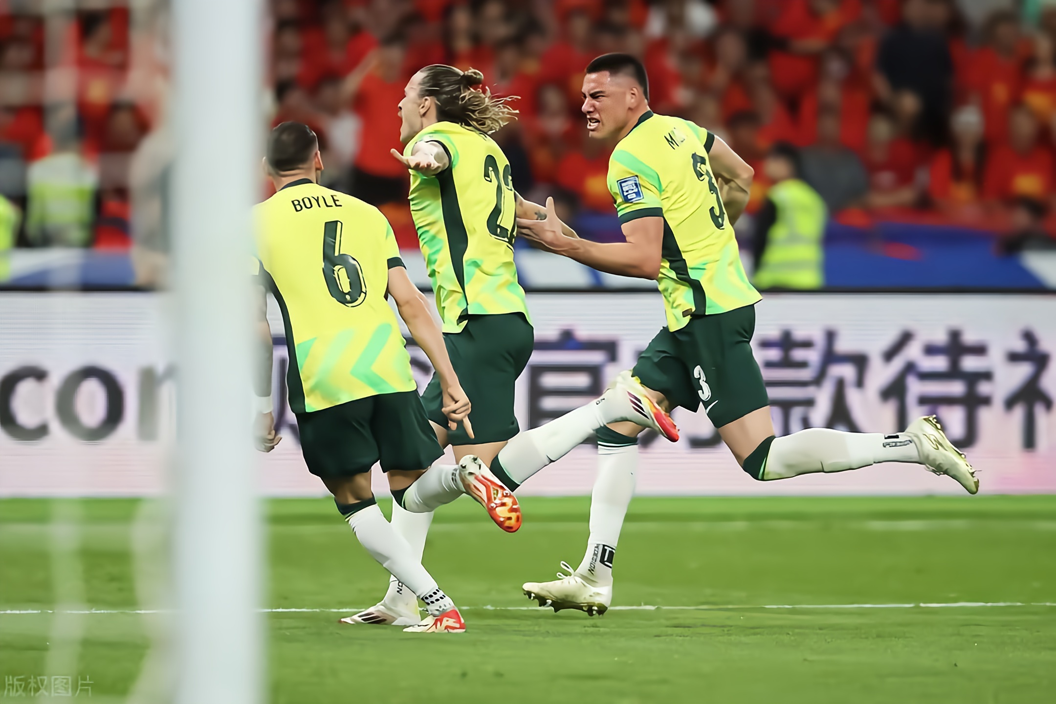 包含国际足球巅峰对决引发球迷热议的词条