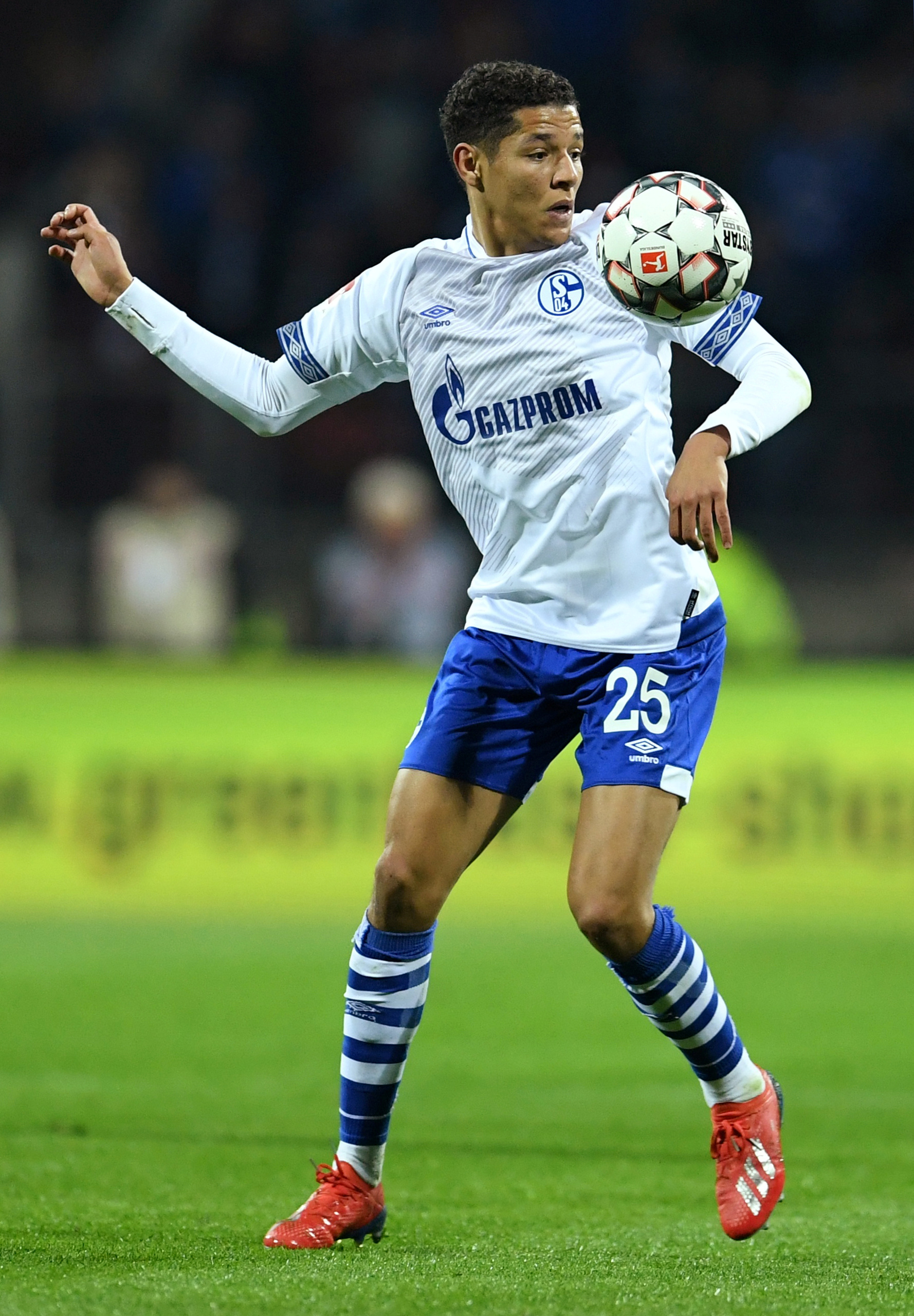 沙尔克客场战平劲旅，坚守不败