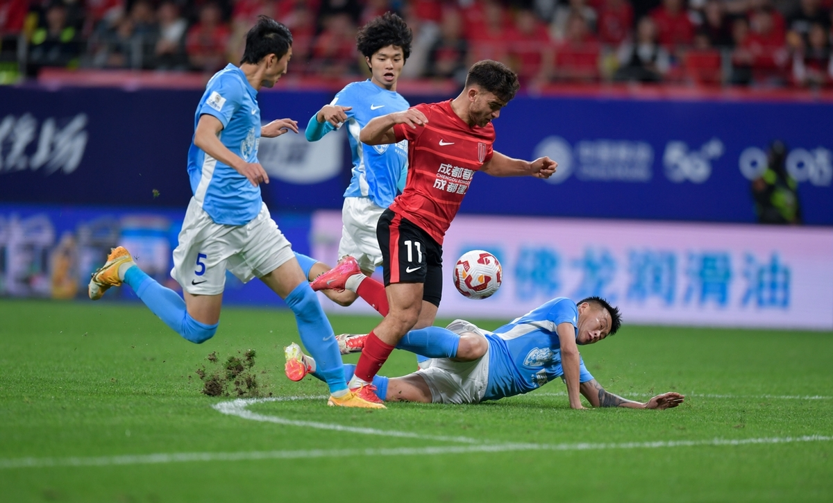 精彩足球比赛过后,球员们互致掌声 精彩足球比赛过后,球员们互致掌声