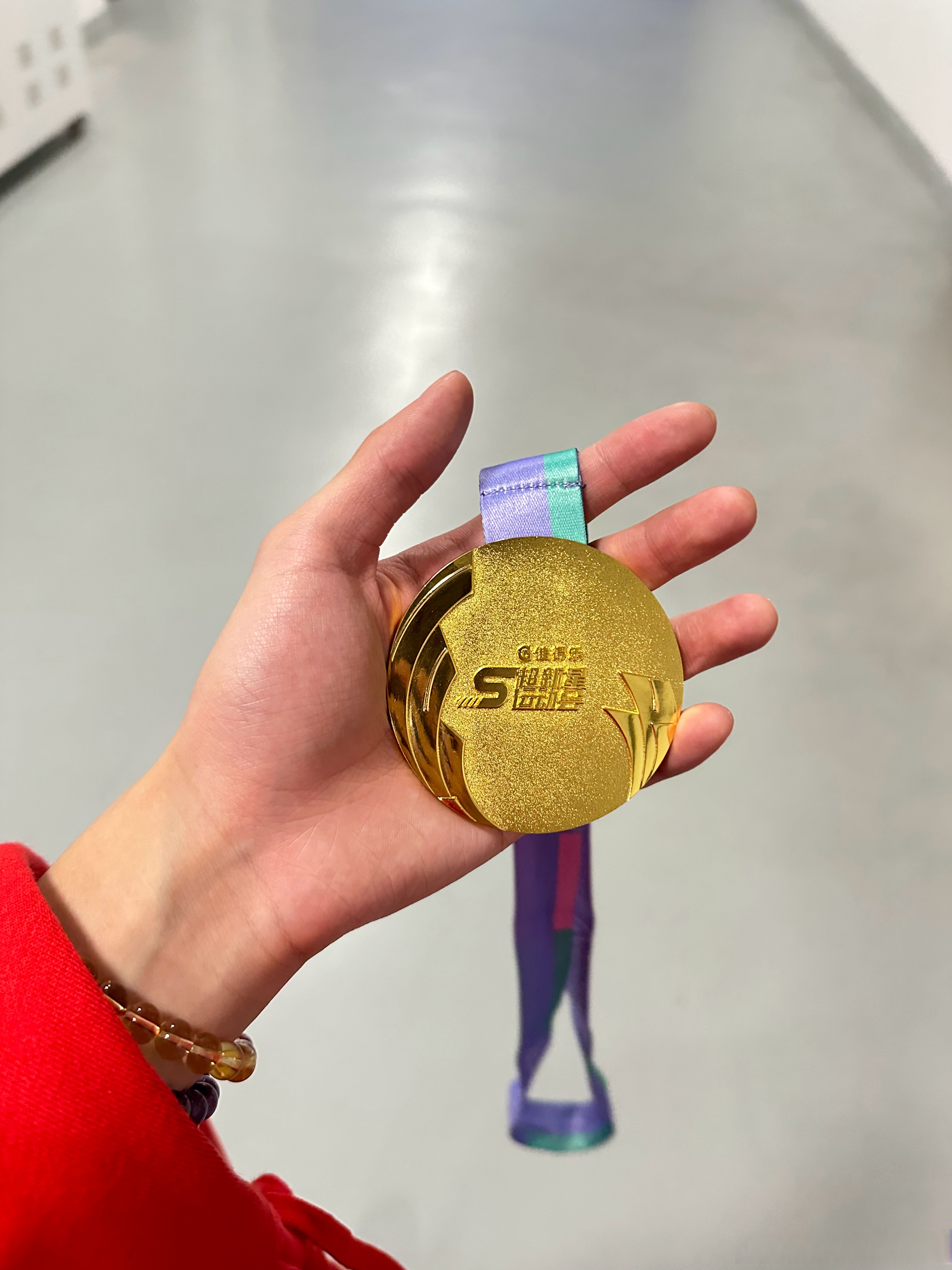 关于荷兰田径队表现出色，一举夺得团体项目金牌的信息