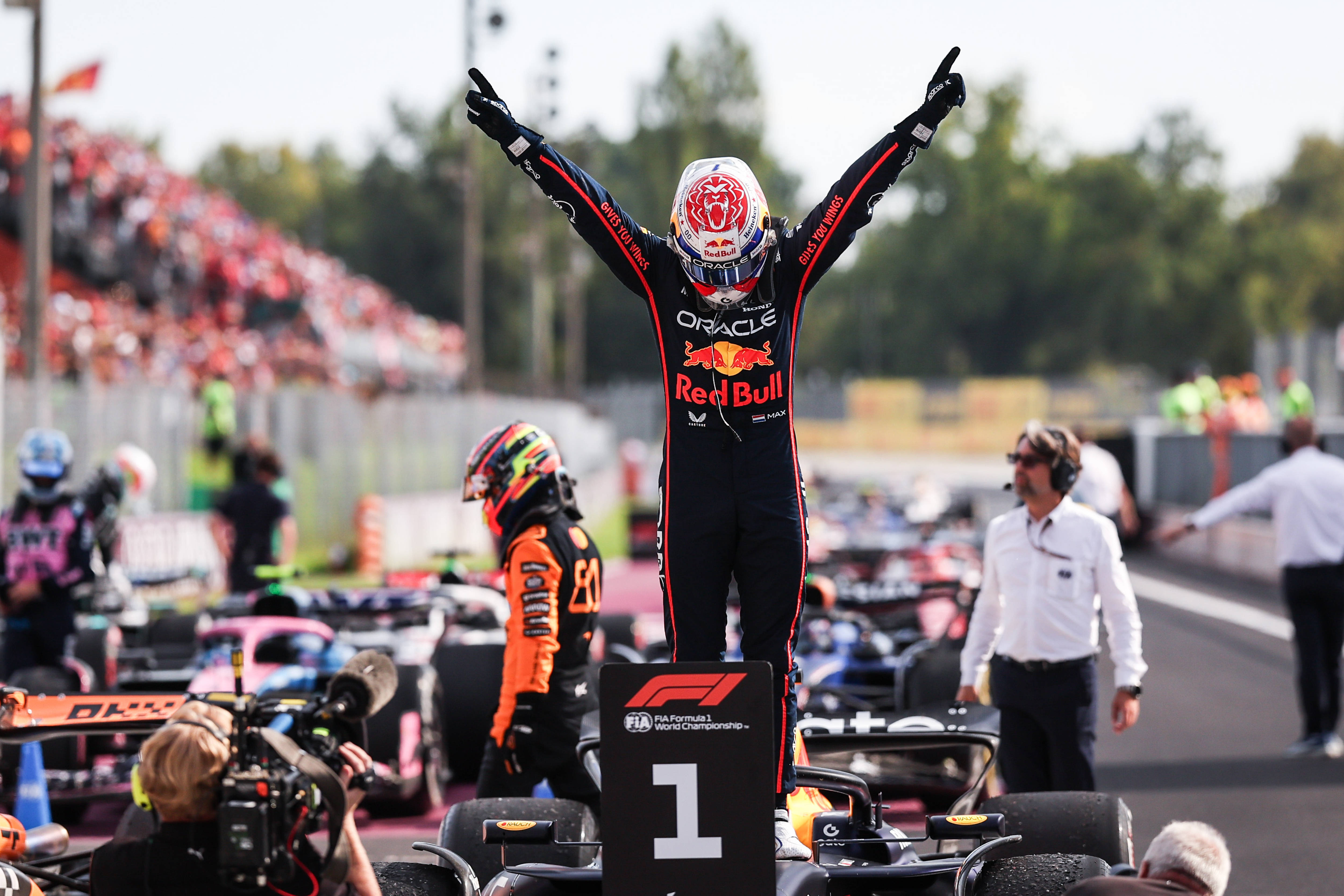 包含法拉利碾压红牛二队，维斯塔潘统治全场的词条