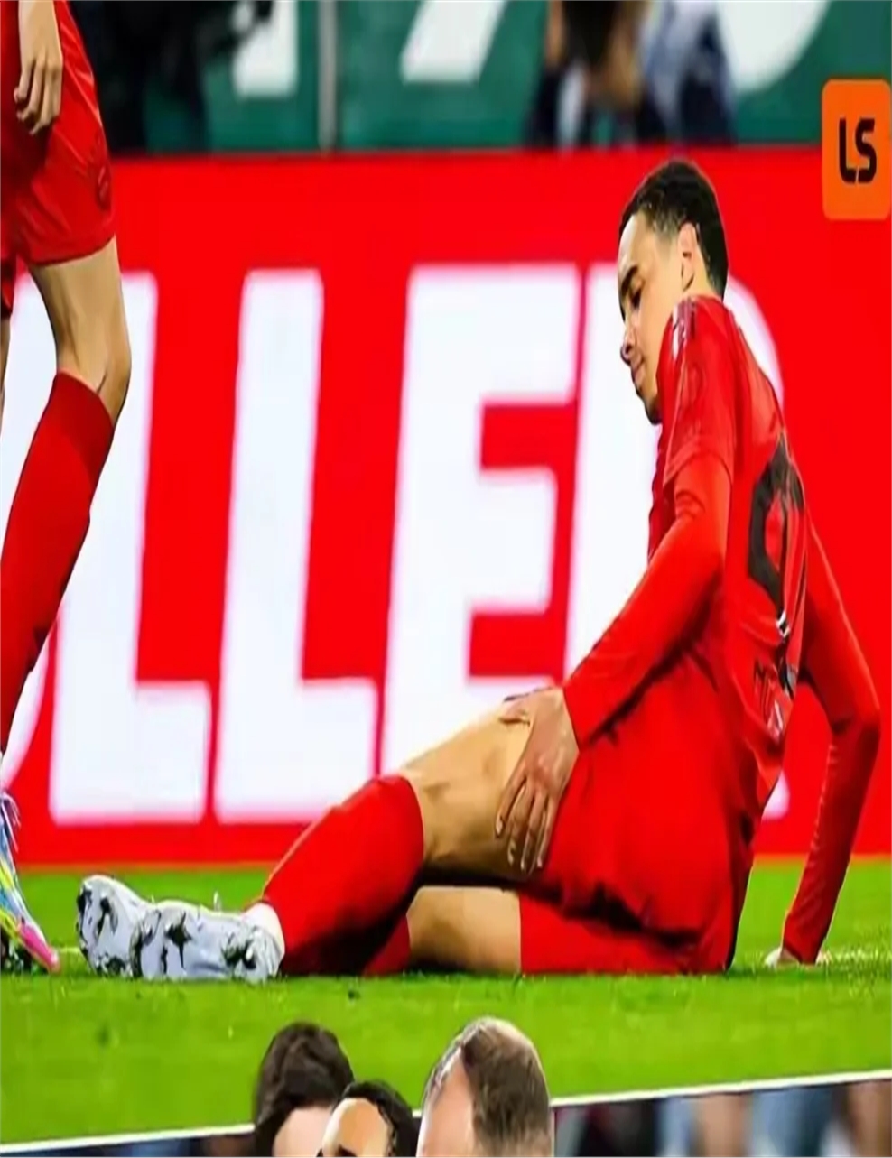 里昂后卫犯规惨遭红牌,球队战力削弱 里昂后卫犯规惨遭红牌,球队战力削弱