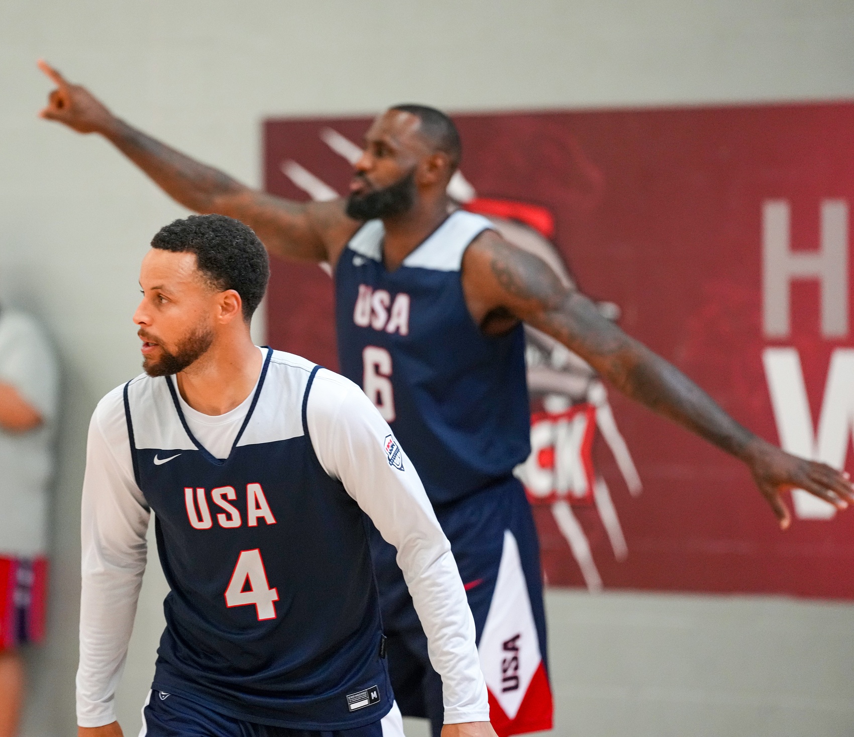 勇士强势澳大利亚男篮，加里纳利三分雨点燃全场的简单介绍