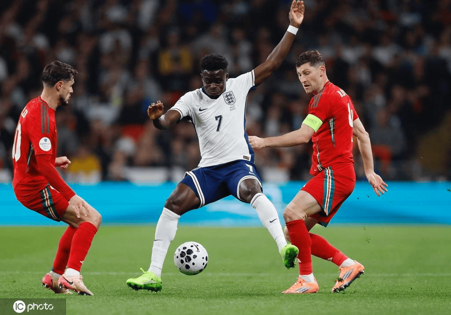 英格兰队轻取瑞典队，波尔统治全场