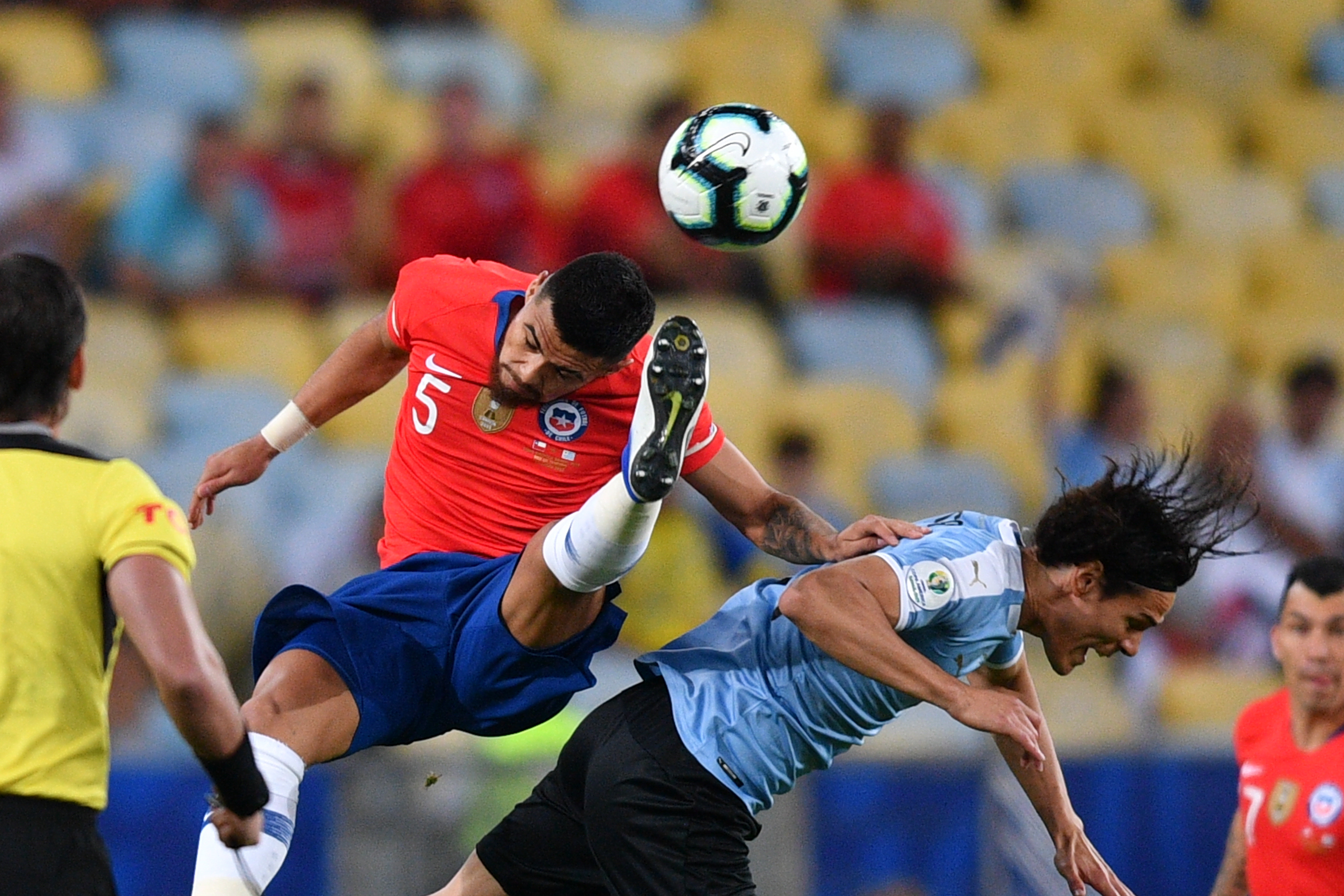 足球明星实力争夺，体育竞技激烈角逐的简单介绍