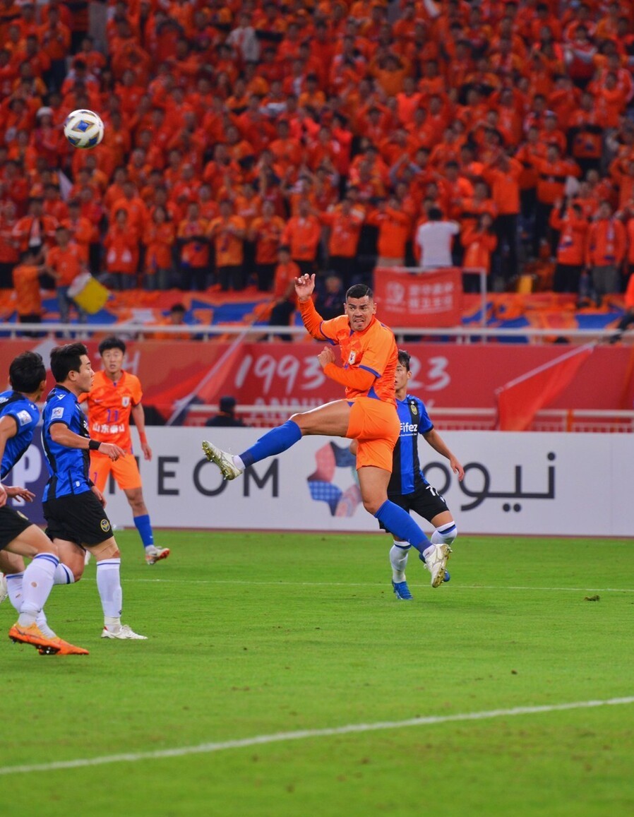 足球明星实力争夺，体育竞技激烈角逐的简单介绍