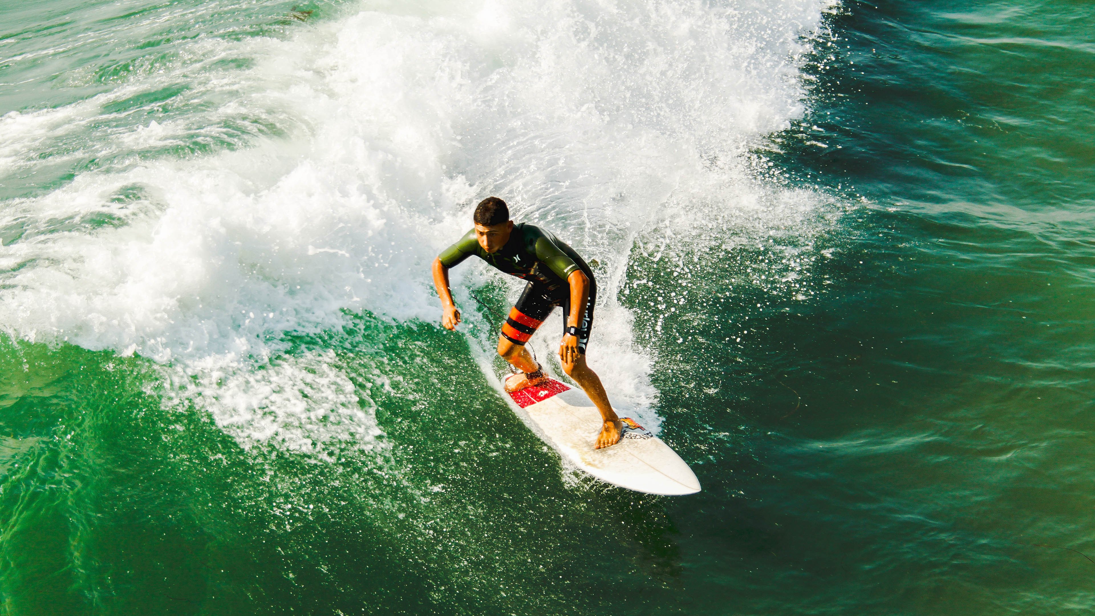 孔德惊艳四座！F1新赛季揭幕战之夜，一颗新星的华丽诞生