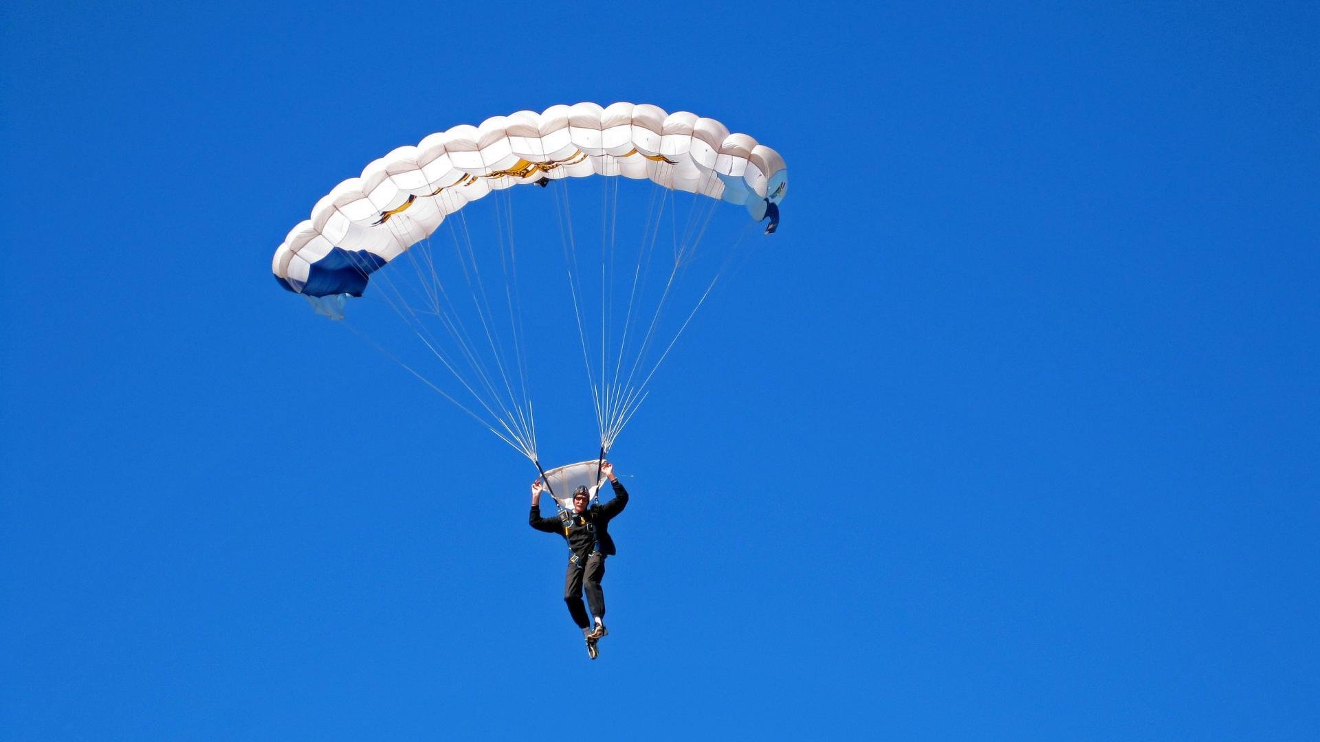 雷霆对阵爵士，克莱关键战不手软，一记三分定乾坤