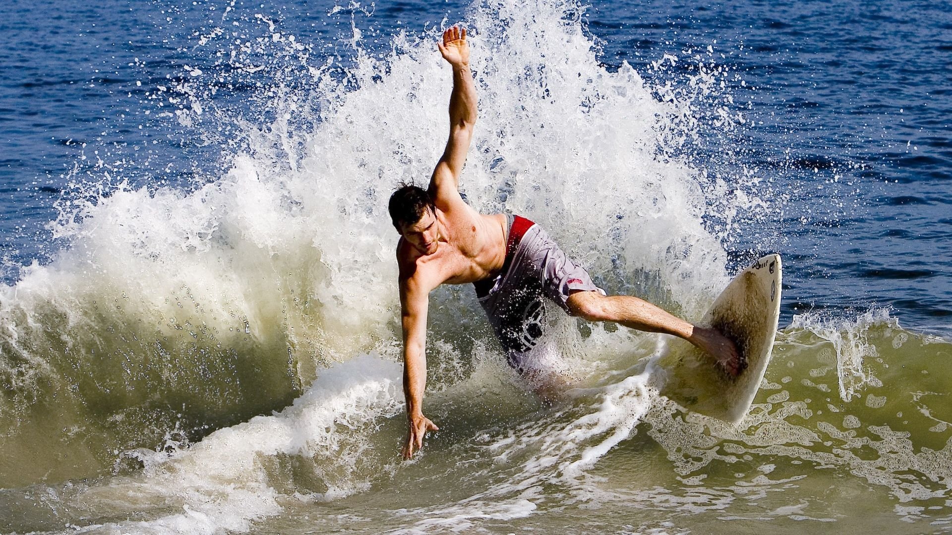 绝境中的引擎咆哮，雷诺惊天逆转威廉姆斯，阿隆索点燃赛道传奇