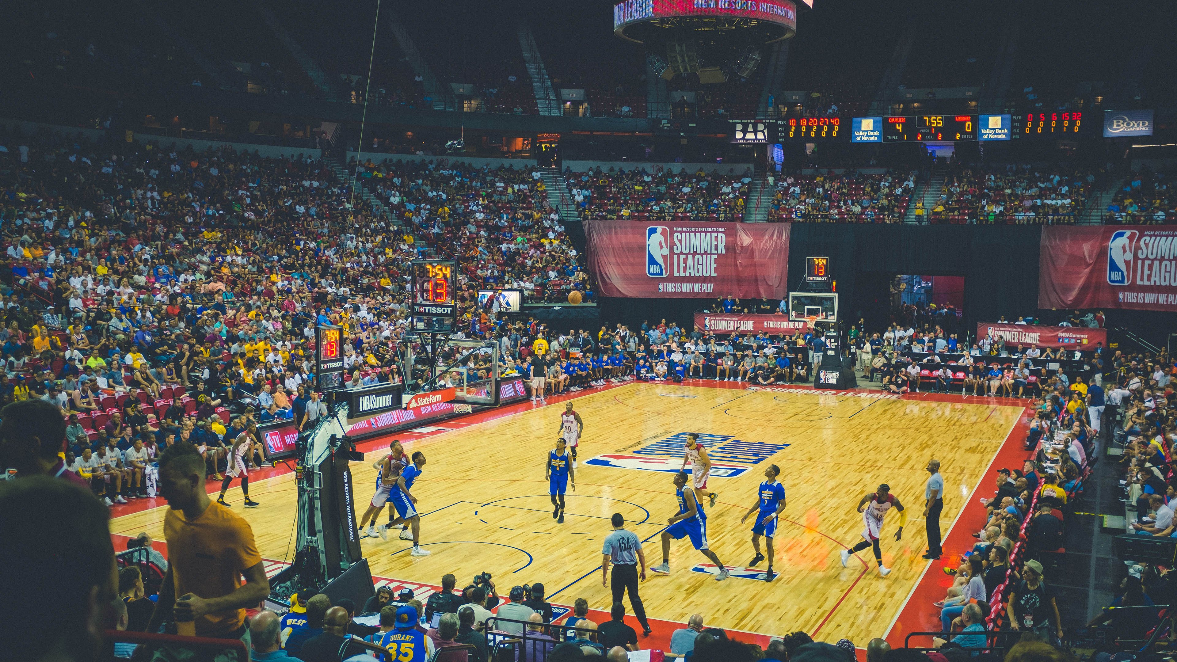 跨洋对决，篮网季后赛火力全开，抢七夜压制上海队